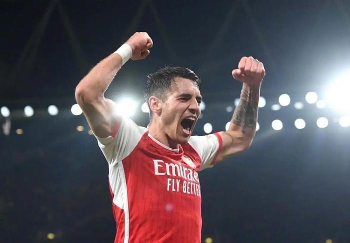 雷火电竞-关于波尔图后卫加盟佛罗伦萨，引发热议的信息