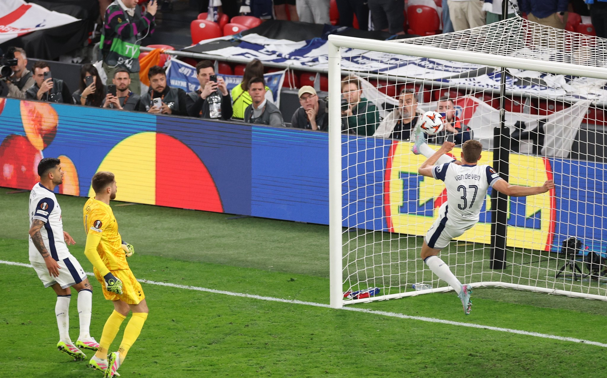 雷火电竞-曼联客场大胜，热刺遭遇困境