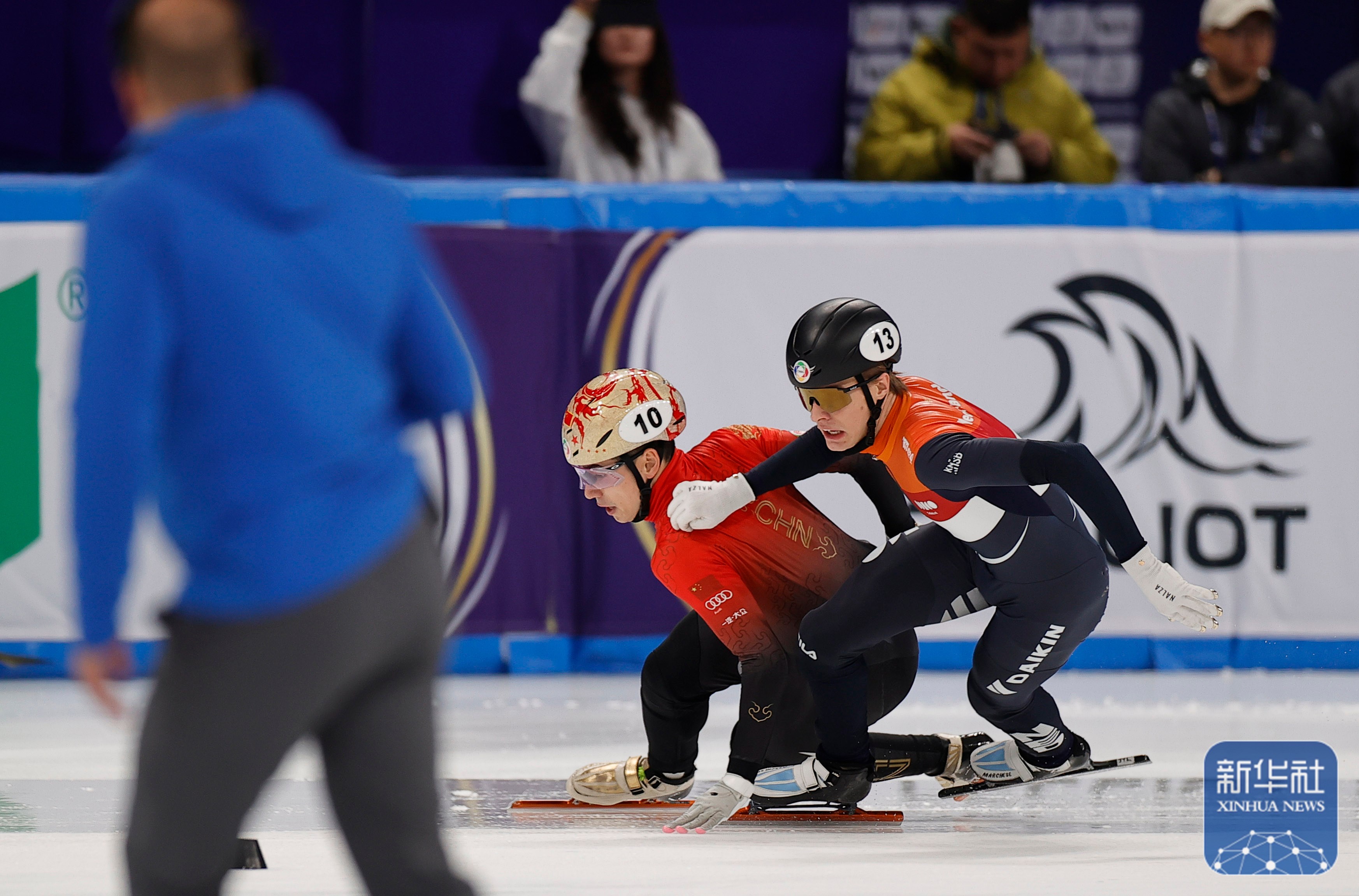 短道速滑比赛中双方实力悬殊,有一方轻松夺冠 短道速滑比赛中双方实力悬殊,有一方轻松夺冠