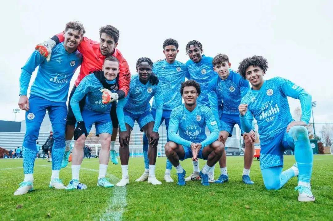 曼城大胜狼队,继续保持争冠压力 曼城大胜狼队,继续保持争冠压力