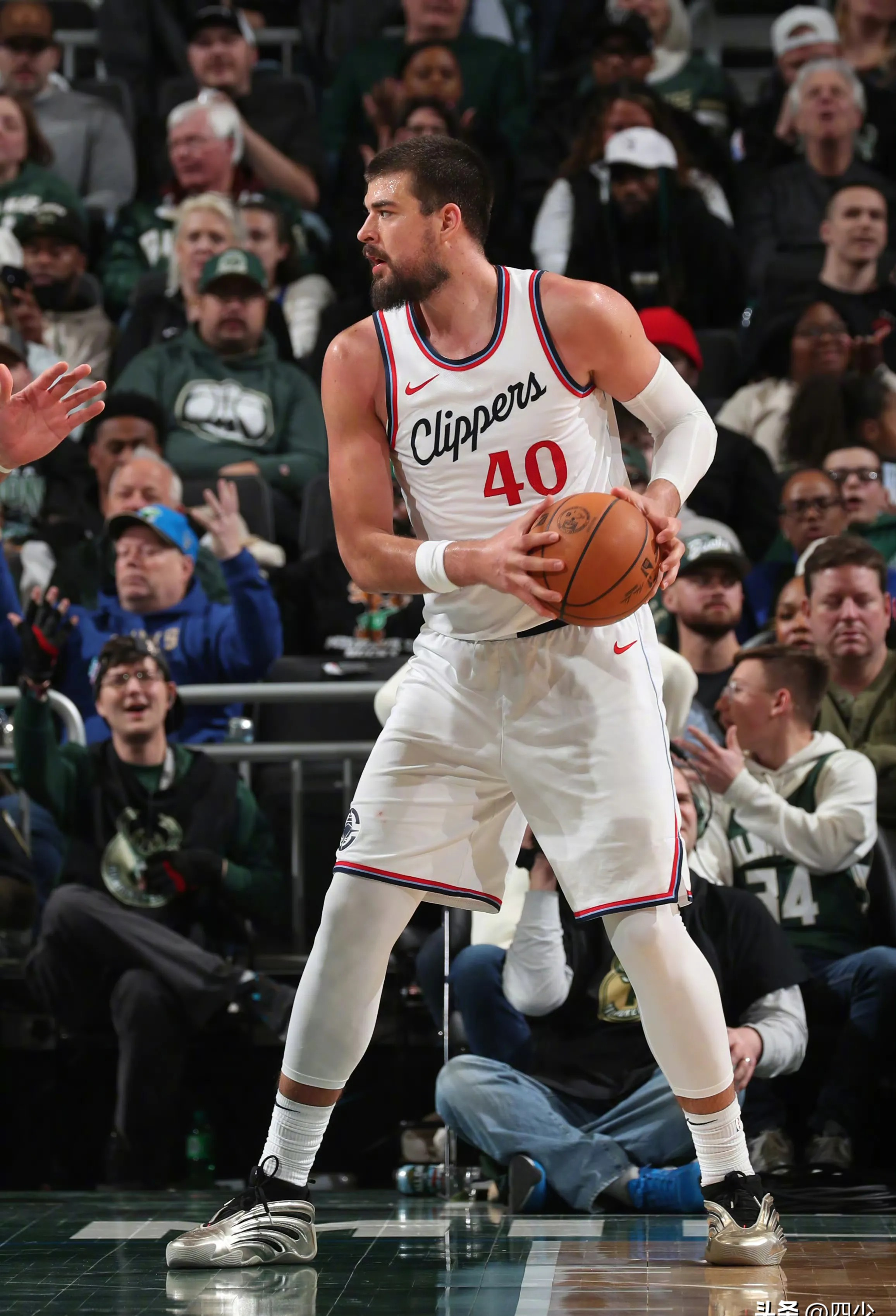 雄鹿客场击败活塞,取得四连胜 雄鹿客场击败活塞,取得四连胜