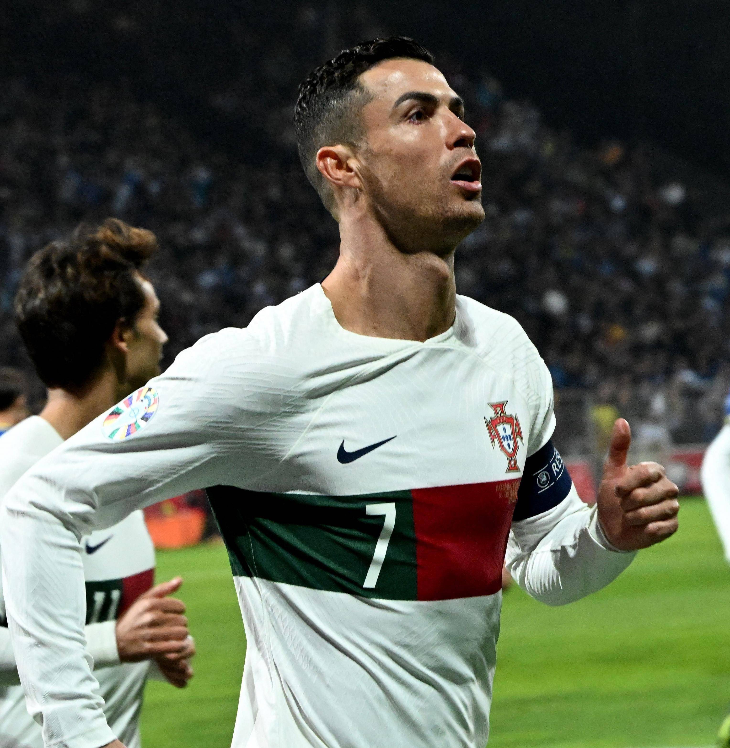 包含欧洲杯战术调整奏效，成功扭转局势的词条