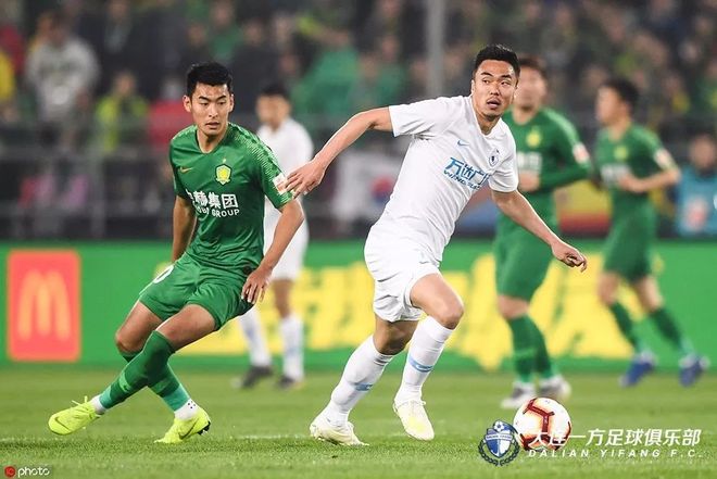 大连一方客场艰难取胜，积分追赶