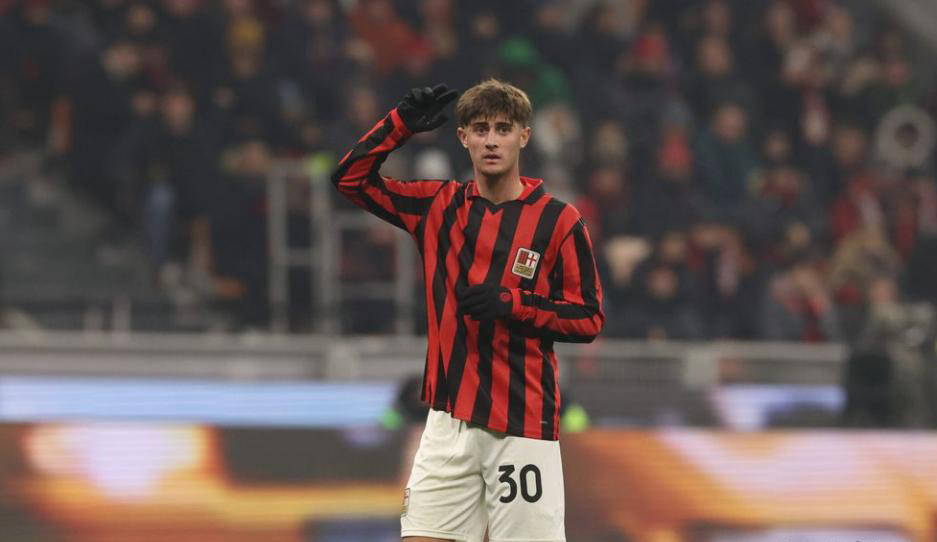 雷火电竞app-AC米兰意外爆冷输球，主帅寻找症结助球员敲响警钟