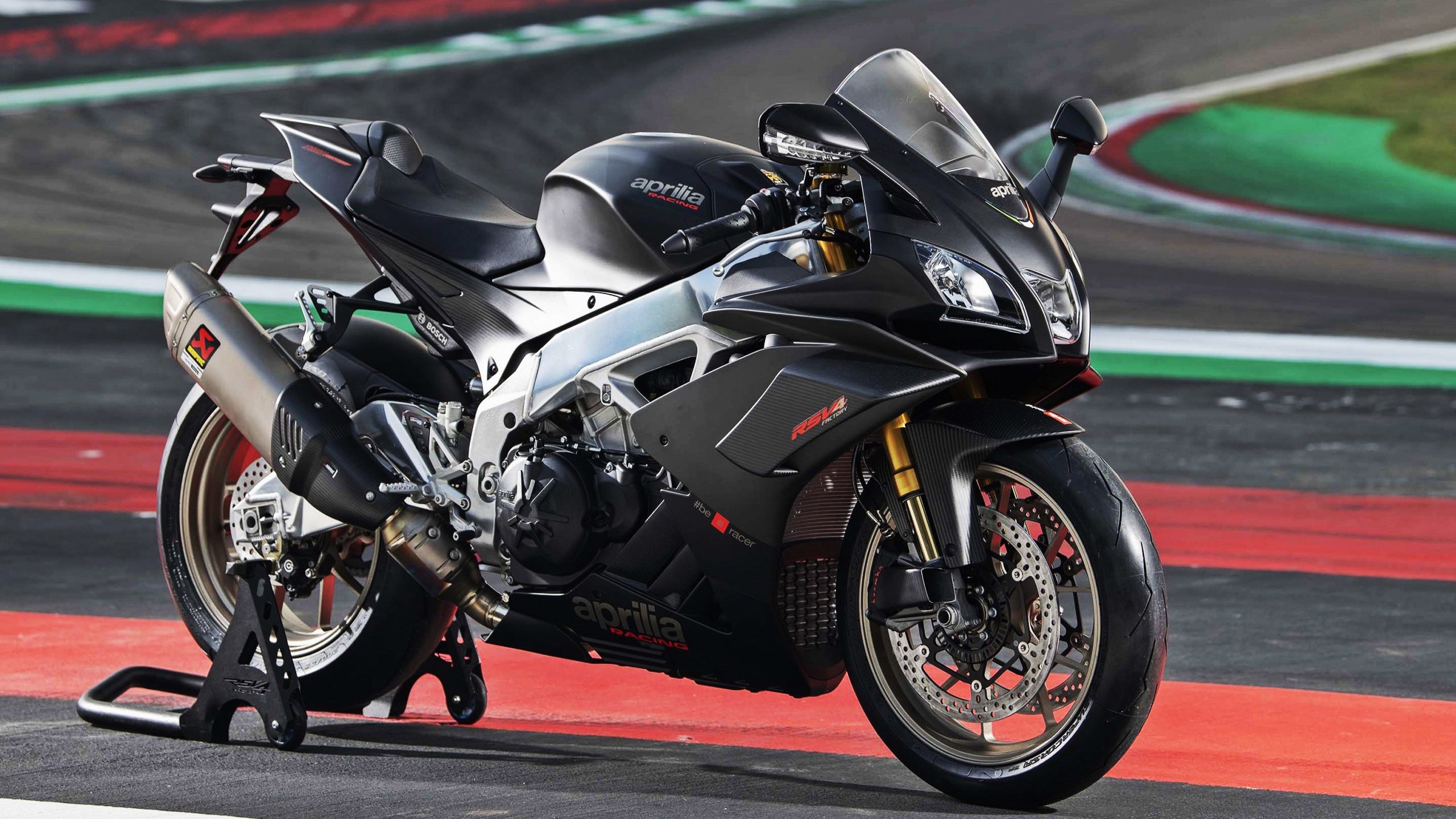 血统、荣耀与铁壁，当姆巴佩的姓氏响彻阿尔及利亚之夜